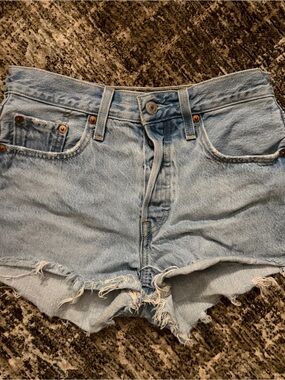 Light Blue Denim Cutoff Shorts - Women Levi’s button front size 25